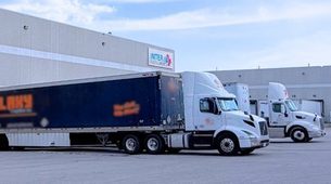LTL freight truck loaded with compliant wholesale pallets at a Canadian distribution center dock